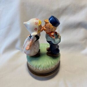 Carimate Musical Figurine Kissing Couple Made in Japan Working Motion Vintage